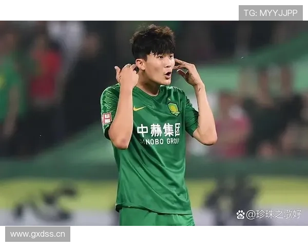 金玟哉助那不勒斯夺得意甲冠军，防守表现稳健