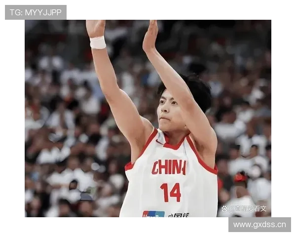 杨舒予这生活节奏也太反差了吧，训练场上猛如虎，下了场秒变逛街少女？