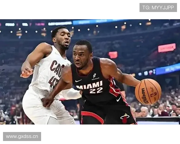 泰勒·希罗突破创造机会提升季后赛关键时刻得分效率